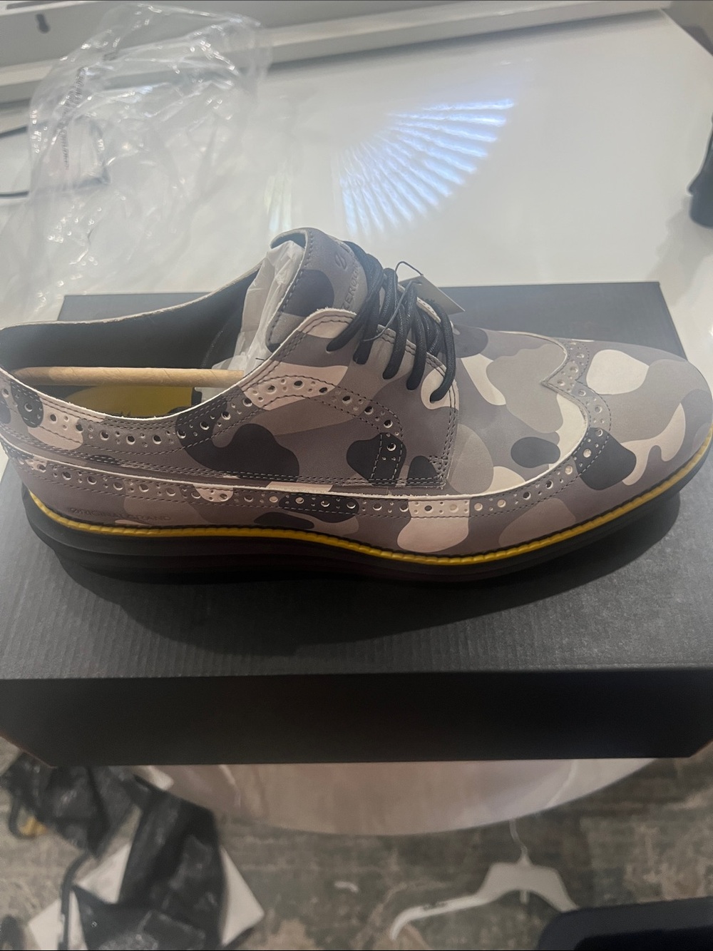 NIB Cole Haan Men's Camo Golf Shoes in Gray, White, Black with Yellow Welt - Picture 3 of 4